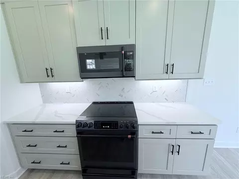 Kitchen - 709 Flatrock Ln, Chesapeake, VA 23320 photo 3 of 9