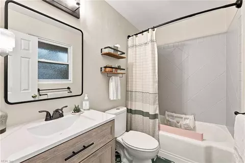 Bath - 1168 Pascal Pl, Norfolk, VA 23502 photo 2 of 4