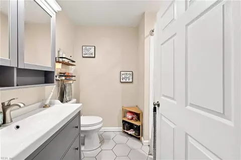 Bath - 1168 Pascal Pl, Norfolk, VA 23502 photo 1 of 4