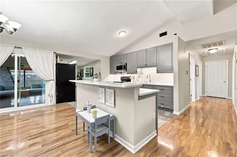 Entry Way - 1168 Pascal Pl, Norfolk, VA 23502 photo 5 of 9