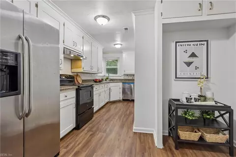 Entry Way - 30 Butler Dr, Hampton, VA 23666 photo 2 of 3