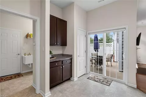 Entry Way - 922 Vineyard Pl #D, Suffolk, VA 23435 photo 4 of 5