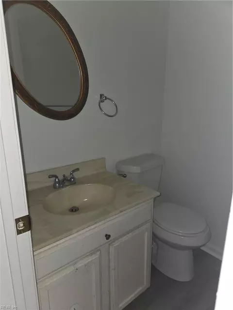 Bath - 101 Hampstead Ct, Hampton, VA 23669 photo 1 of 4
