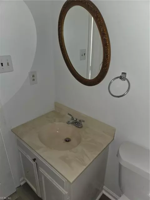 Bath - 101 Hampstead Ct, Hampton, VA 23669 photo 2 of 4