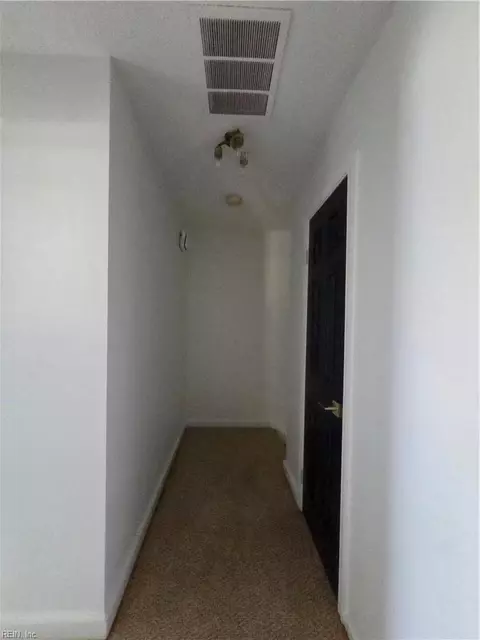 Entry Way - 101 Hampstead Ct, Hampton, VA 23669 photo 4 of 5