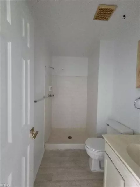 Bath - 101 Hampstead Ct, Hampton, VA 23669 photo 3 of 4