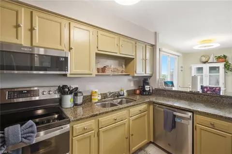 Kitchen - 1634 E Ocean View Ave #1A, Norfolk, VA 23503 photo 6 of 6