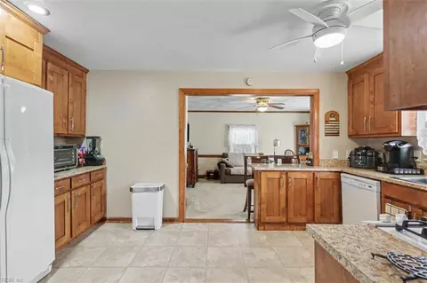 Entry Way - 108 Bowen Dr, Hampton, VA 23666 photo 2 of 4