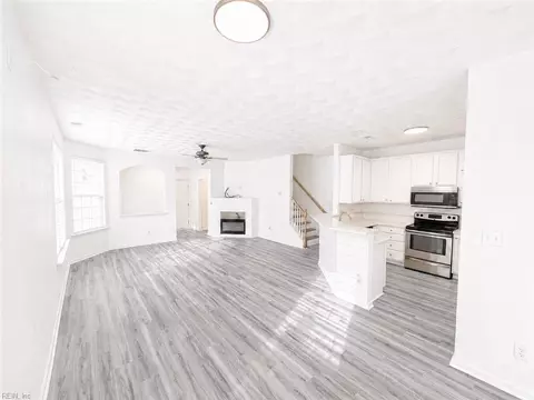 Living - 29 Frazier Ct, Hampton, VA 23666 photo 1 of 2