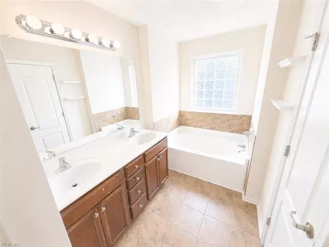 Bath - 29 Frazier Ct, Hampton, VA 23666 photo 6 of 7
