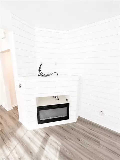 Living - 29 Frazier Ct, Hampton, VA 23666 photo 2 of 2