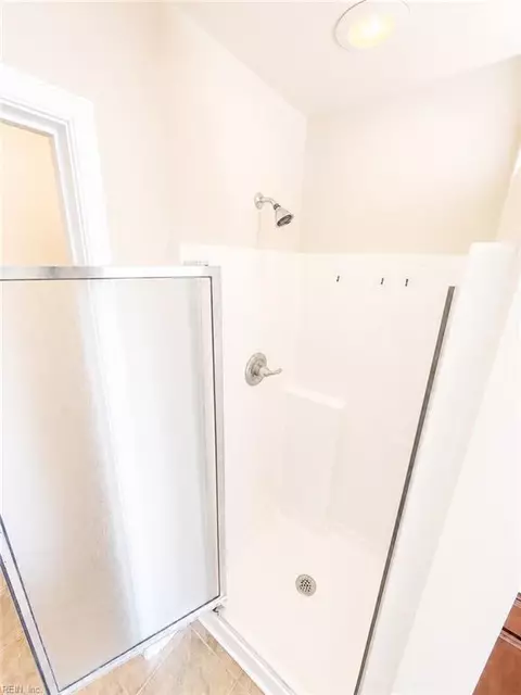 Bath - 29 Frazier Ct, Hampton, VA 23666 photo 5 of 7