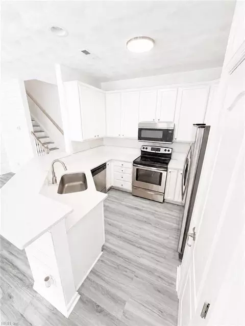 Kitchen - 29 Frazier Ct, Hampton, VA 23666 photo 1 of 2