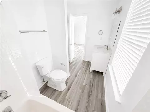 Bath - 29 Frazier Ct, Hampton, VA 23666 photo 3 of 7
