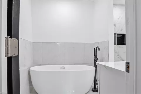Bath - 845 N King St, Hampton, VA 23669 photo 6 of 9