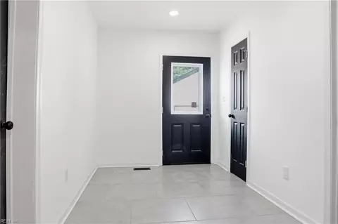 Entry Way - 845 N King St, Hampton, VA 23669 photo 3 of 6