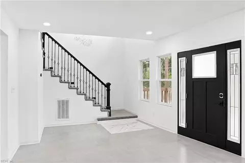 Entry Way - 845 N King St, Hampton, VA 23669 photo 2 of 6