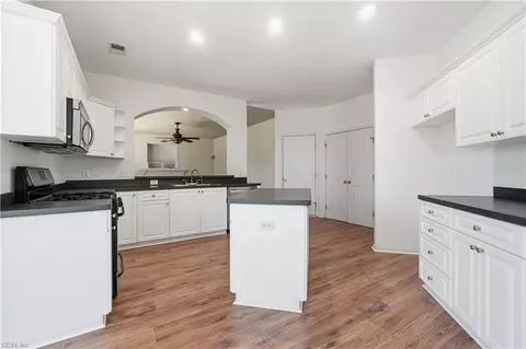 Kitchen - 807 Gresham Way, Chesapeake, VA 23323 photo 2 of 5