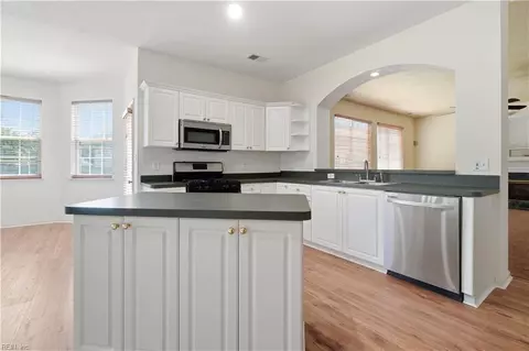 Kitchen - 807 Gresham Way, Chesapeake, VA 23323 photo 4 of 5
