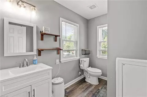 Bath - 328 Washington St, Hampton, VA 23669 photo 3 of 4