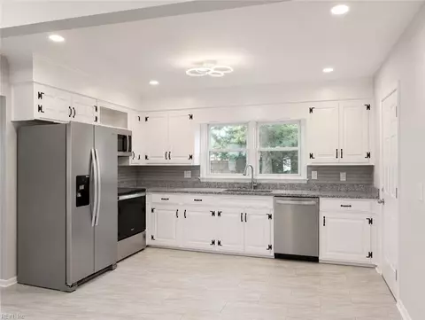704 Lord Nelson Dr, Virginia Beach, VA 23464