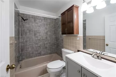 Bath - 4 Bramston Dr, Hampton, VA 23666 photo 2 of 2