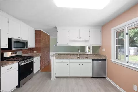 Kitchen - 4 Bramston Dr, Hampton, VA 23666 photo 2 of 3