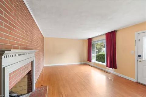 Living - 4 Bramston Dr, Hampton, VA 23666 photo 2 of 5