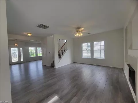 616 Lake Shores Dr, Portsmouth, VA 23707