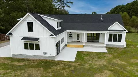 Exterior - 283 Lawnes Neck Dr, Smithfield, VA 23430 photo 4 of 9