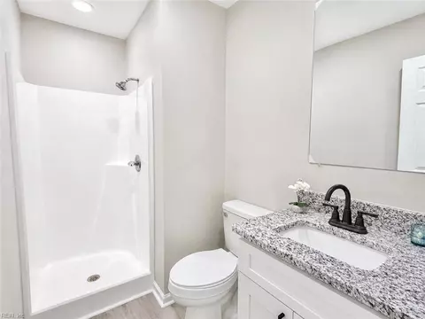 Bath - 20 Cantamar Ct, Hampton, VA 23664 photo 2 of 3