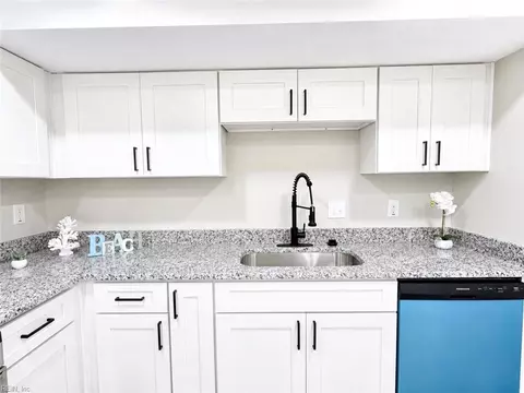 Kitchen - 20 Cantamar Ct, Hampton, VA 23664 photo 4 of 5