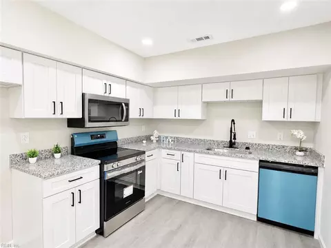 Kitchen - 20 Cantamar Ct, Hampton, VA 23664 photo 2 of 5