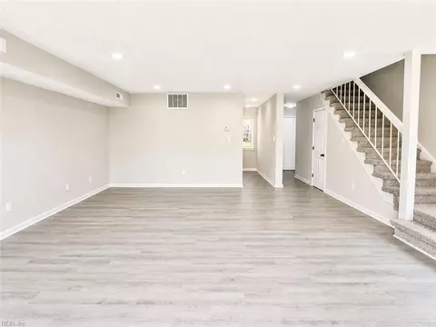 Living - 20 Cantamar Ct, Hampton, VA 23664 photo 2 of 7