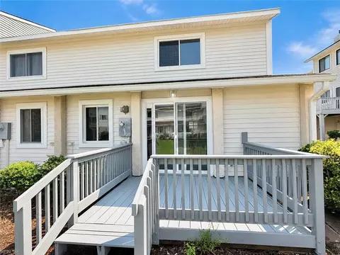 Exterior - 20 Cantamar Ct, Hampton, VA 23664 photo 4 of 7