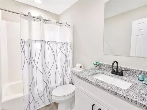 Bath - 20 Cantamar Ct, Hampton, VA 23664 photo 3 of 3