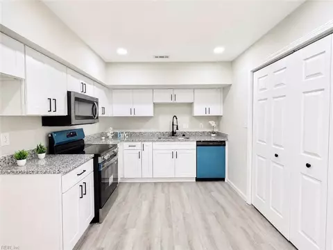 Kitchen - 20 Cantamar Ct, Hampton, VA 23664 photo 5 of 5