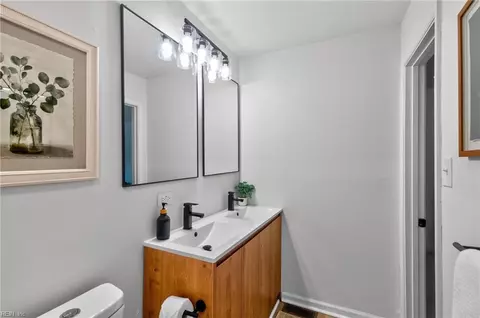 Bath - 647 Bell St, Hampton, VA 23661 photo 2 of 4