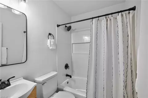 Bath - 647 Bell St, Hampton, VA 23661 photo 3 of 4