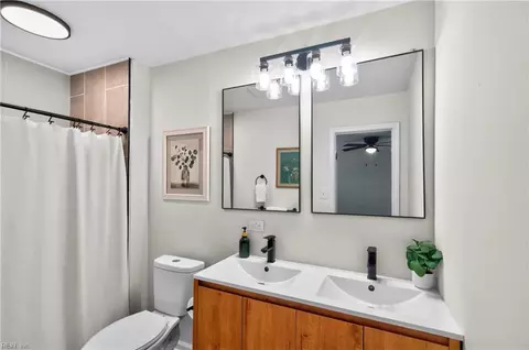 Bath - 647 Bell St, Hampton, VA 23661 photo 1 of 4