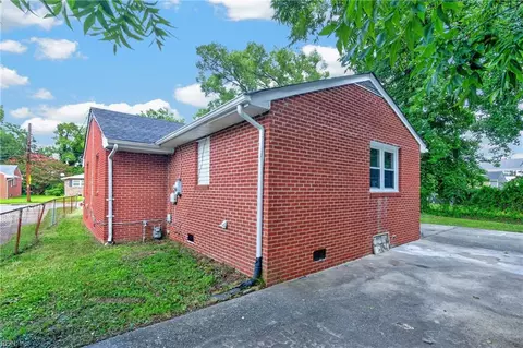 Exterior - 647 Bell St, Hampton, VA 23661 photo 5 of 7