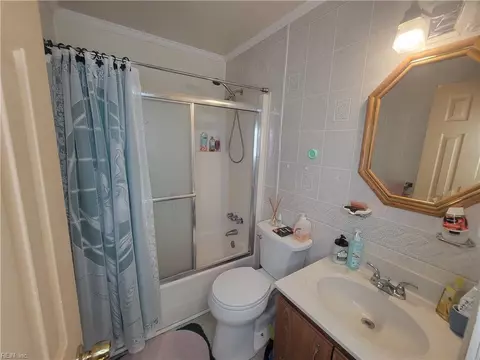 Bath - 970 Teal Ct, Norfolk, VA 23513 photo 1 of 4