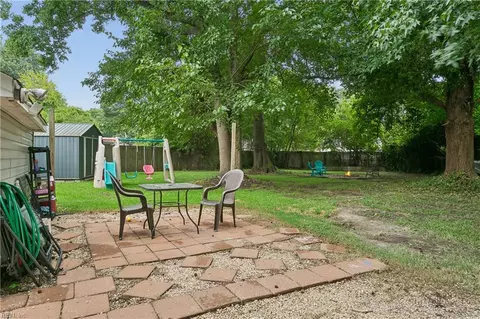 Exterior - 129 Peachtree Ln, Hampton, VA 23669 photo 6 of 10