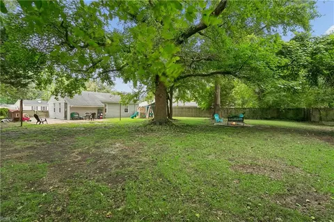 Exterior - 129 Peachtree Ln, Hampton, VA 23669 photo 8 of 10