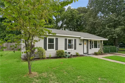 Exterior - 129 Peachtree Ln, Hampton, VA 23669 photo 3 of 10