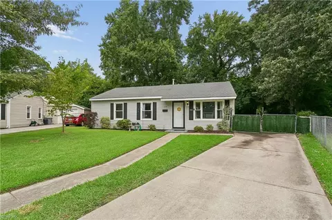 Exterior - 129 Peachtree Ln, Hampton, VA 23669 photo 4 of 10