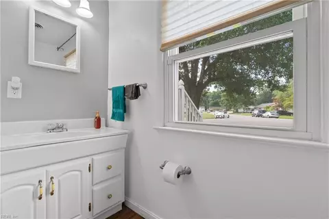 Bath - 101 Priest Ct, Hampton, VA 23669 photo 3 of 4