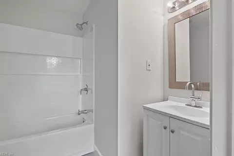 Bath - 403 Dunham Massie Dr, Hampton, VA 23669 photo 4 of 4