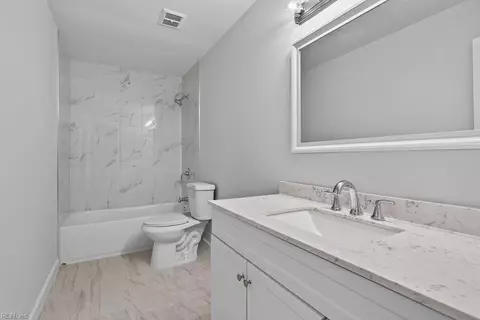 Bath - 403 Dunham Massie Dr, Hampton, VA 23669 photo 3 of 4