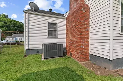 Exterior - 342 Darby Ave, Hampton, VA 23663 photo 3 of 7